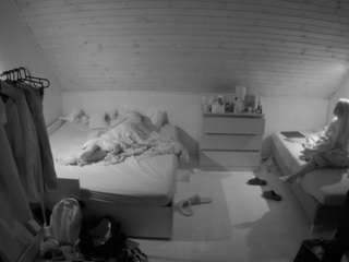 Voyeu House camsoda voyeurcam-julmodels-greybed-3