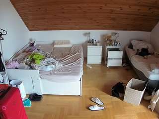 voyeurcam-julmodels-greybed-3