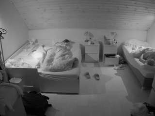 voyeurcam-julmodels-greybed-3