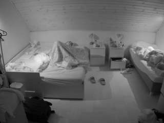 voyeurcam-julmodels-greybed-3