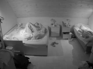 voyeurcam-julmodels-greybed-3