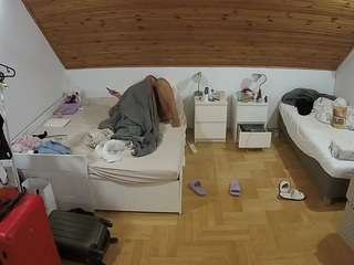 voyeurcam-julmodels-greybed-3