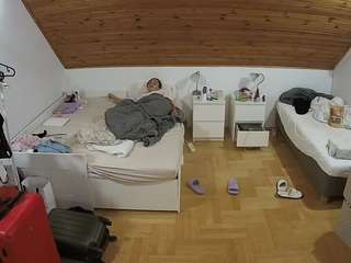 voyeurcam-julmodels-greybed-3