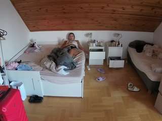 voyeurcam-julmodels-greybed-3