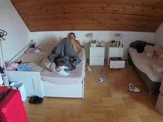 voyeurcam-julmodels-greybed-3