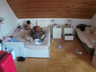 voyeurcam-julmodels-greybed-3