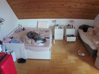 voyeurcam-julmodels-greybed-3
