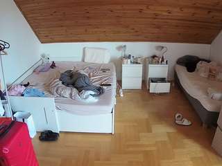 voyeurcam-julmodels-greybed-3