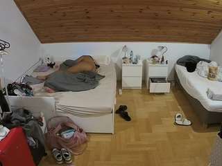 voyeurcam-julmodels-greybed-3