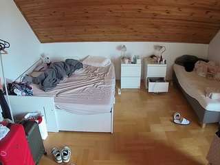 voyeurcam-julmodels-greybed-3