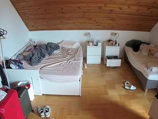 voyeurcam-julmodels-greybed-3
