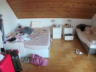 voyeurcam-julmodels-greybed-3