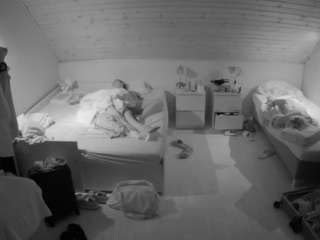 voyeurcam-julmodels-greybed-3