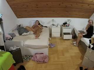 voyeurcam-julmodels-greybed-3