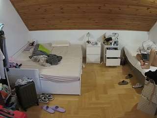voyeurcam-julmodels-greybed-3