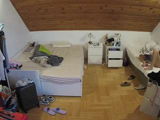 voyeurcam-julmodels-greybed-3