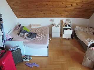 voyeurcam-julmodels-greybed-3