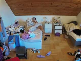 voyeurcam-julmodels-greybed-3