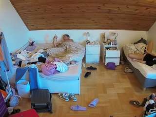 voyeurcam-julmodels-greybed-3