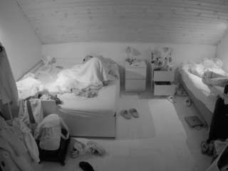 voyeurcam-julmodels-greybed-3
