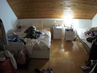 voyeurcam-julmodels-greybed-3
