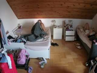 voyeurcam-julmodels-greybed-3