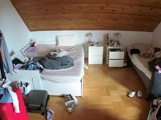 voyeurcam-julmodels-greybed-3