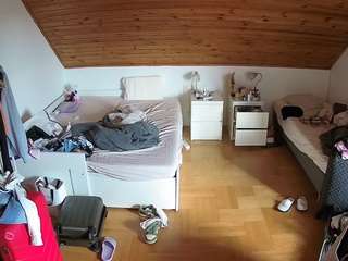 voyeurcam-julmodels-greybed-3