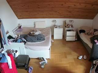 voyeurcam-julmodels-greybed-3
