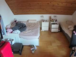 voyeurcam-julmodels-greybed-3