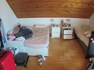 voyeurcam-julmodels-greybed-3