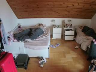 voyeurcam-julmodels-greybed-3