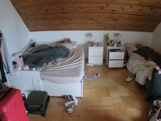 voyeurcam-julmodels-greybed-3