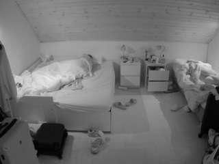voyeurcam-julmodels-greybed-3