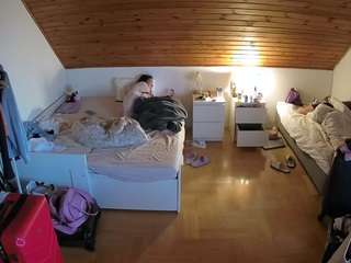 voyeurcam-julmodels-greybed-3