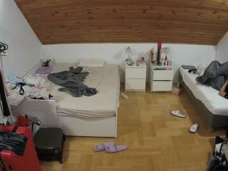 voyeurcam-julmodels-greybed-3