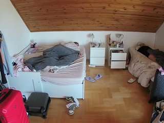 voyeurcam-julmodels-greybed-3
