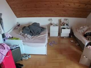 voyeurcam-julmodels-greybed-3