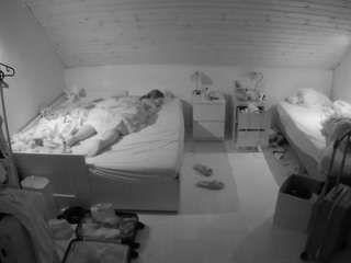 voyeurcam-julmodels-greybed-3
