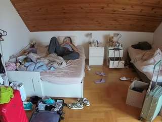 voyeurcam-julmodels-greybed-3 webcam