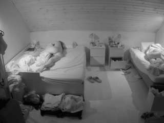 voyeurcam-julmodels-greybed-3