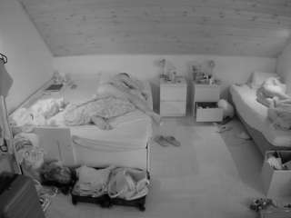 voyeurcam-julmodels-greybed-3