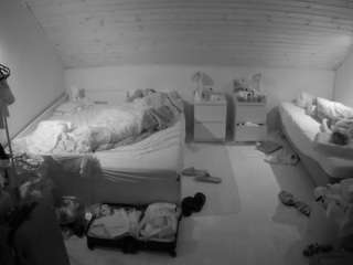 voyeurcam-julmodels-greybed-3