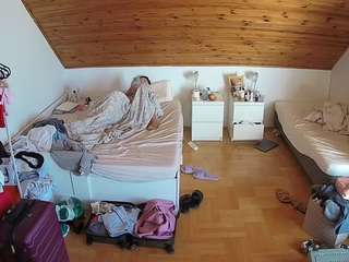 voyeurcam-julmodels-greybed-3
