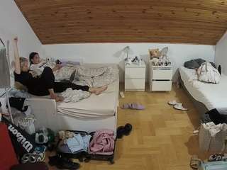 voyeurcam-julmodels-greybed-3