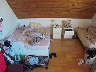 voyeurcam-julmodels-greybed-3