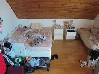 voyeurcam-julmodels-greybed-3