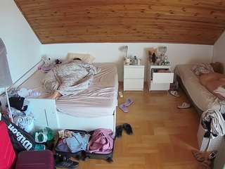 voyeurcam-julmodels-greybed-3
