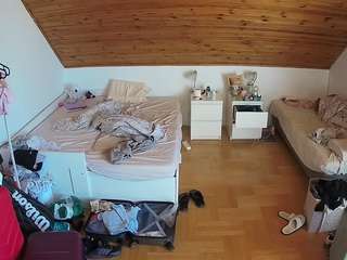 voyeurcam-julmodels-greybed-3