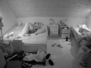 voyeurcam-julmodels-greybed-3